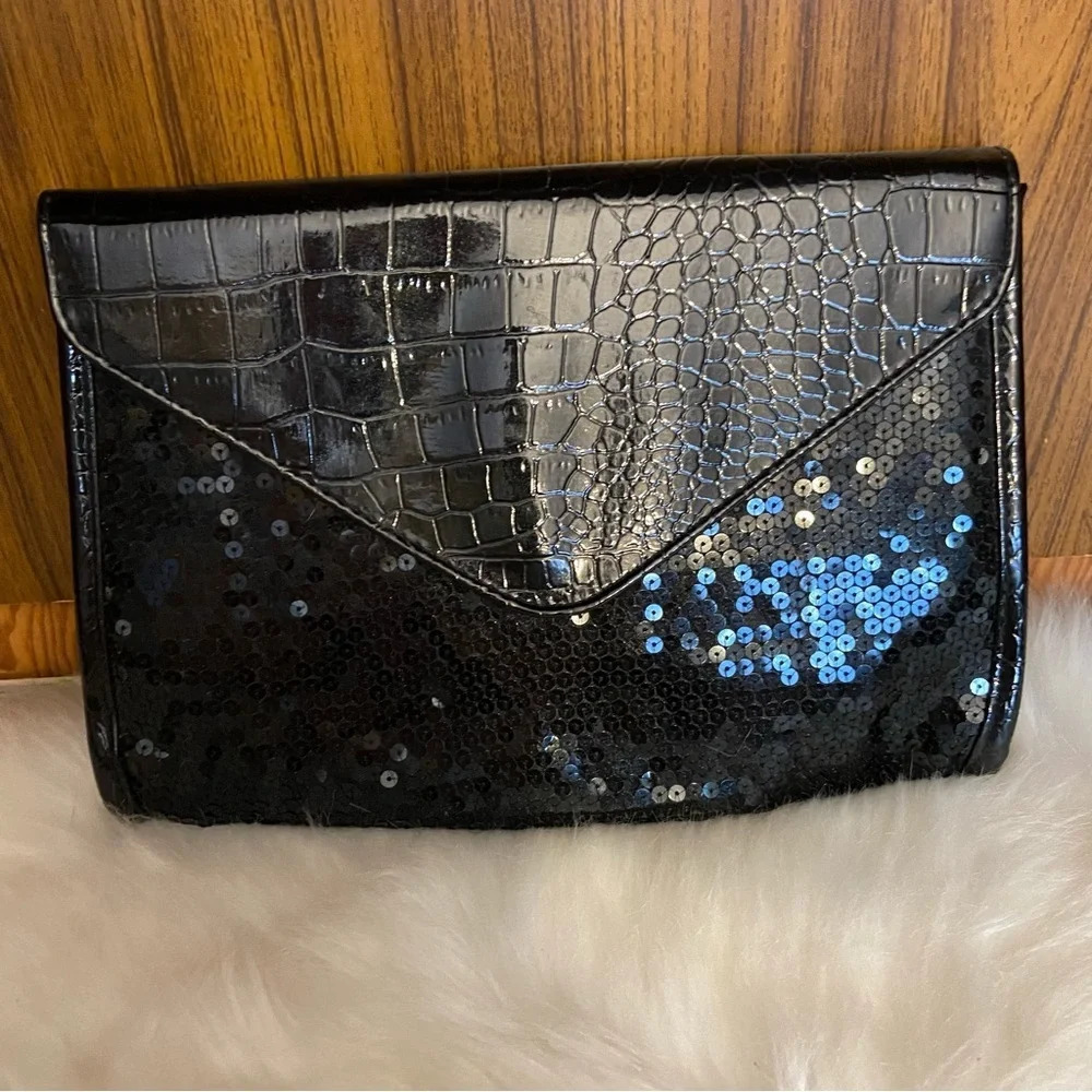 🛍️3/$30 BNWOT women’s black  snakeprint sequinned envelope style clutch‎